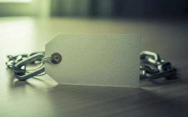 Blank price tag tied to a chain link, representing backlink pricing